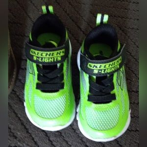 Green toddler boy sketchers size 5